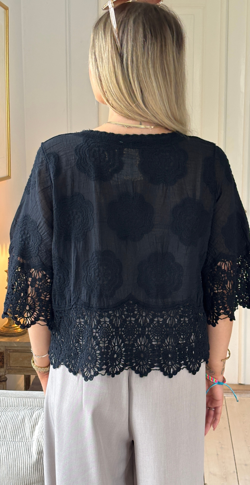 Silvia cardigan med 3/4 ærmer og hæklede kanter sort LikeLondon