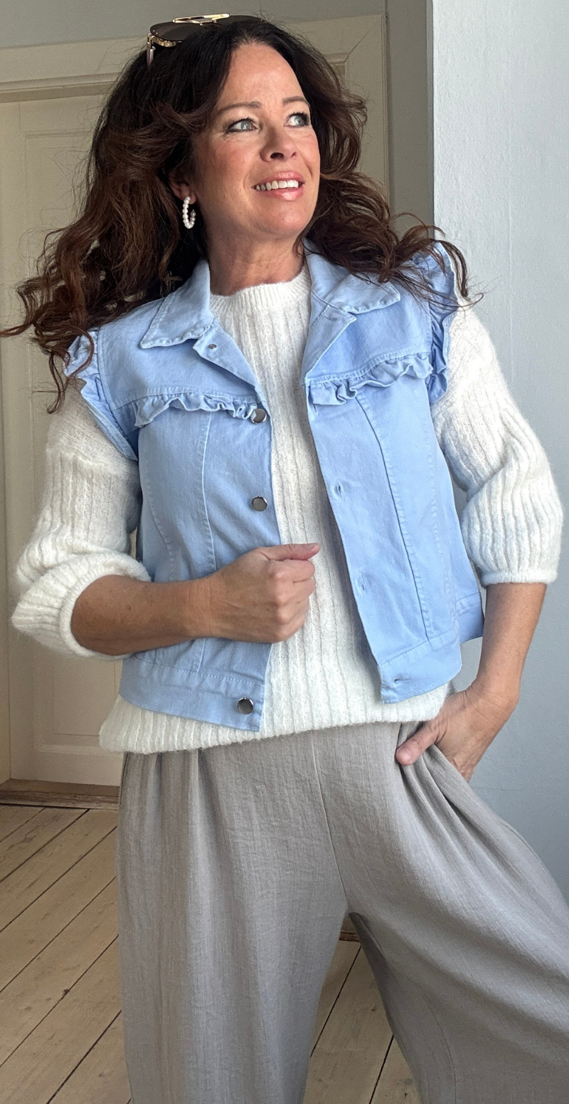 Elli vest med flæsedetaljer skyblue LikeLondon