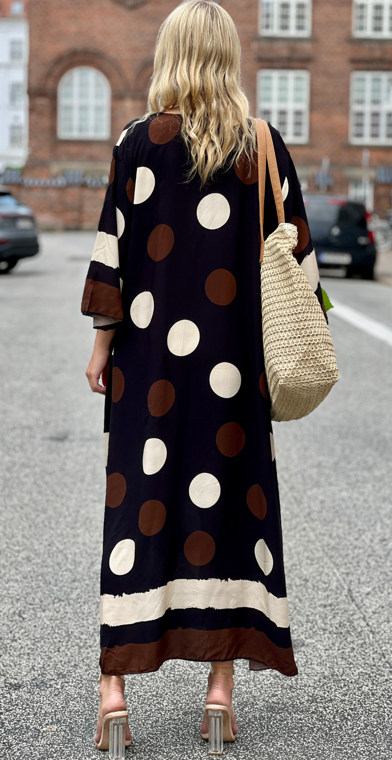 Effie lang kjole med store dots og lommer sort LikeLondon