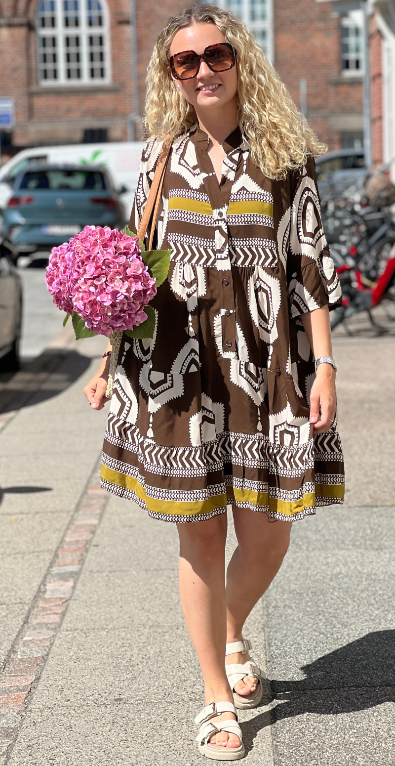 Nethe kort kjole med knapper og grafisk mønster brun/beige LikeLondon