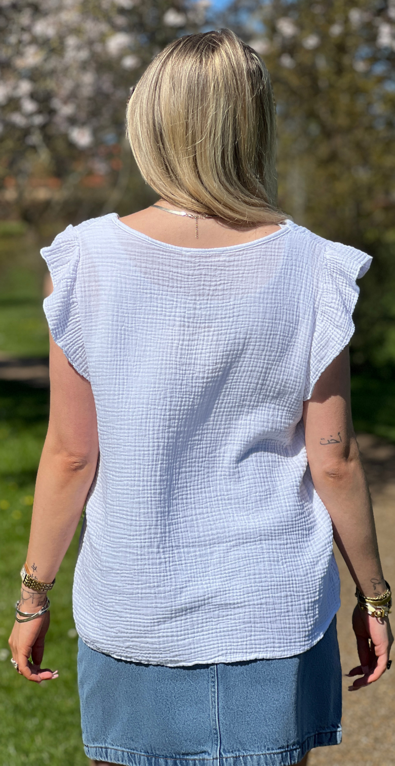 Hollie bluse med v-hals og flæsekant hvid LikeLondon