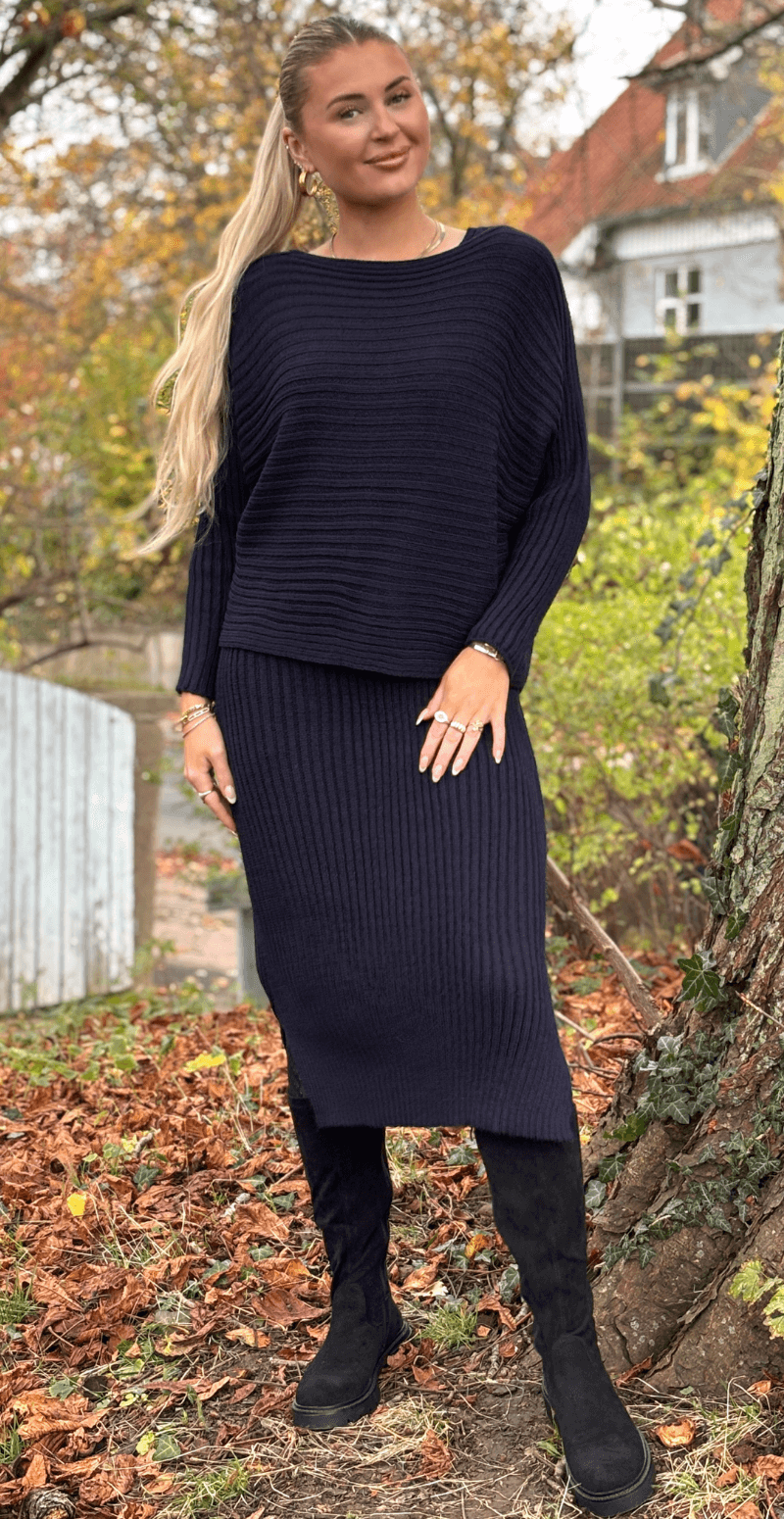 Forudbestil uge 47 Nala sæt med kjole og strik navy LikeLondon