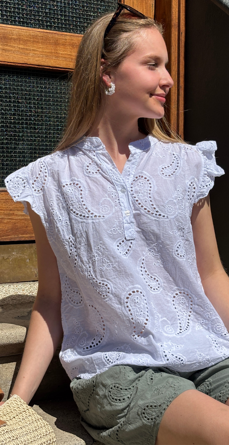 Isobel bluse med broderi anglaise og flæseærmer hvid LikeLondon