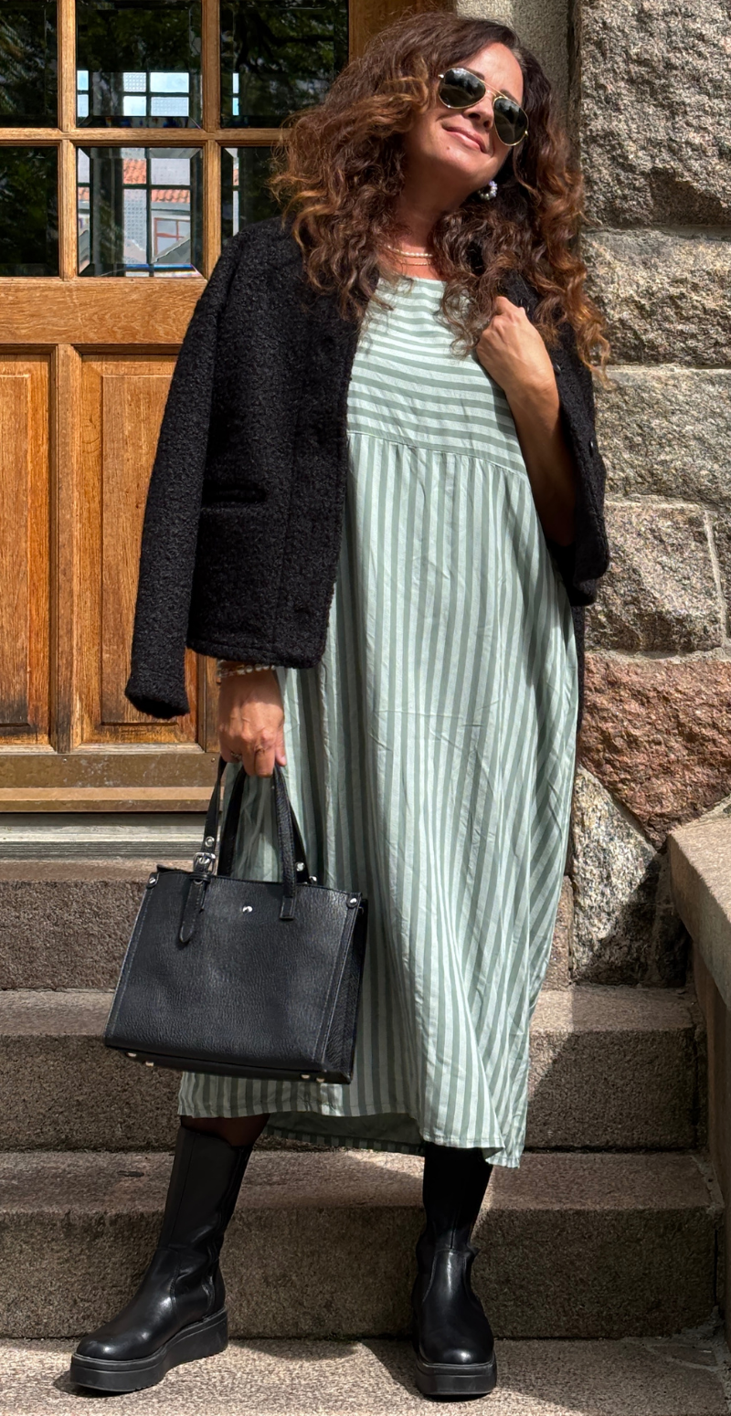 Ingrid lang kjole med vandrette og lodrette striber khaki LikeLondon