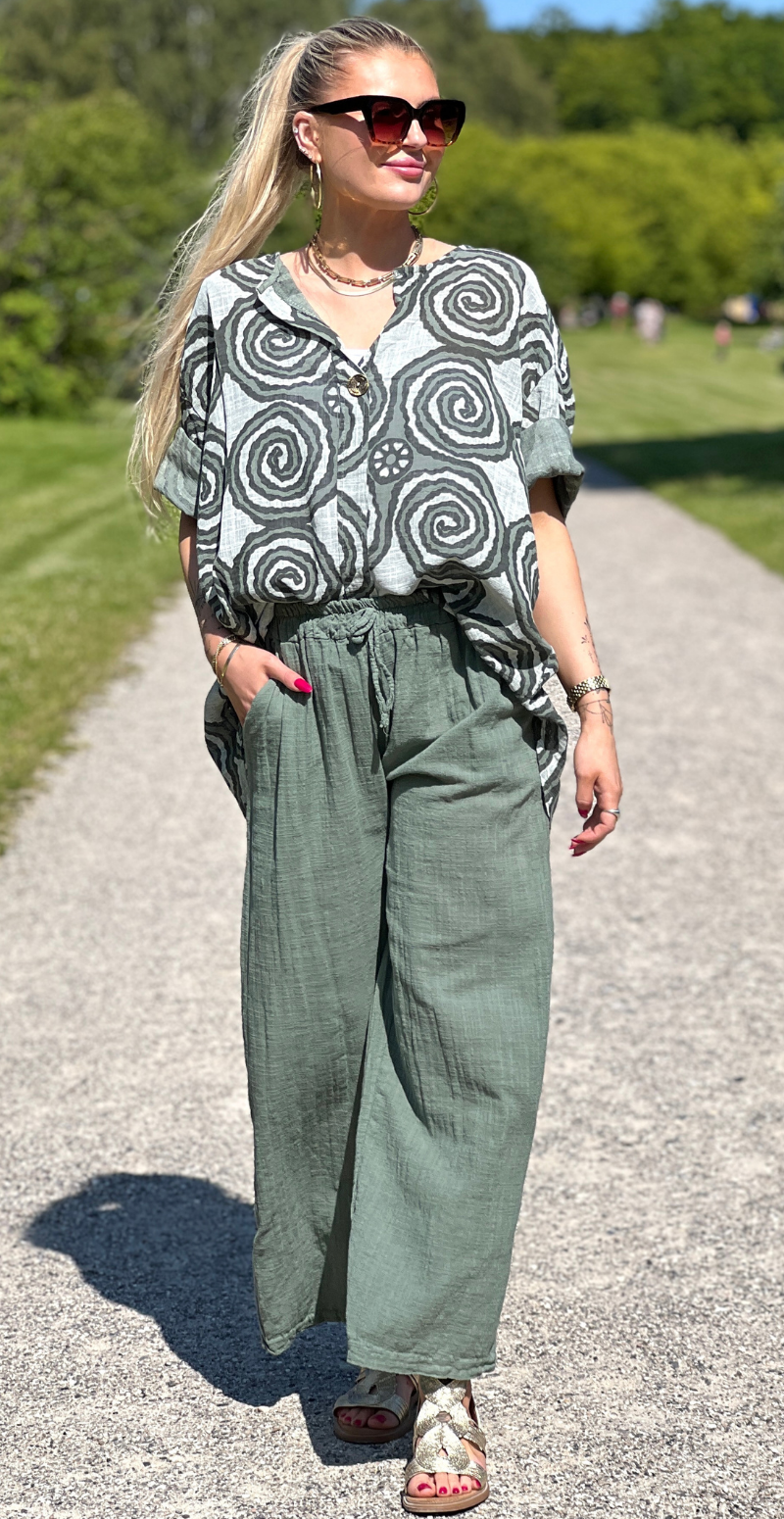 Elise ensfarvet buks khaki LikeLondon