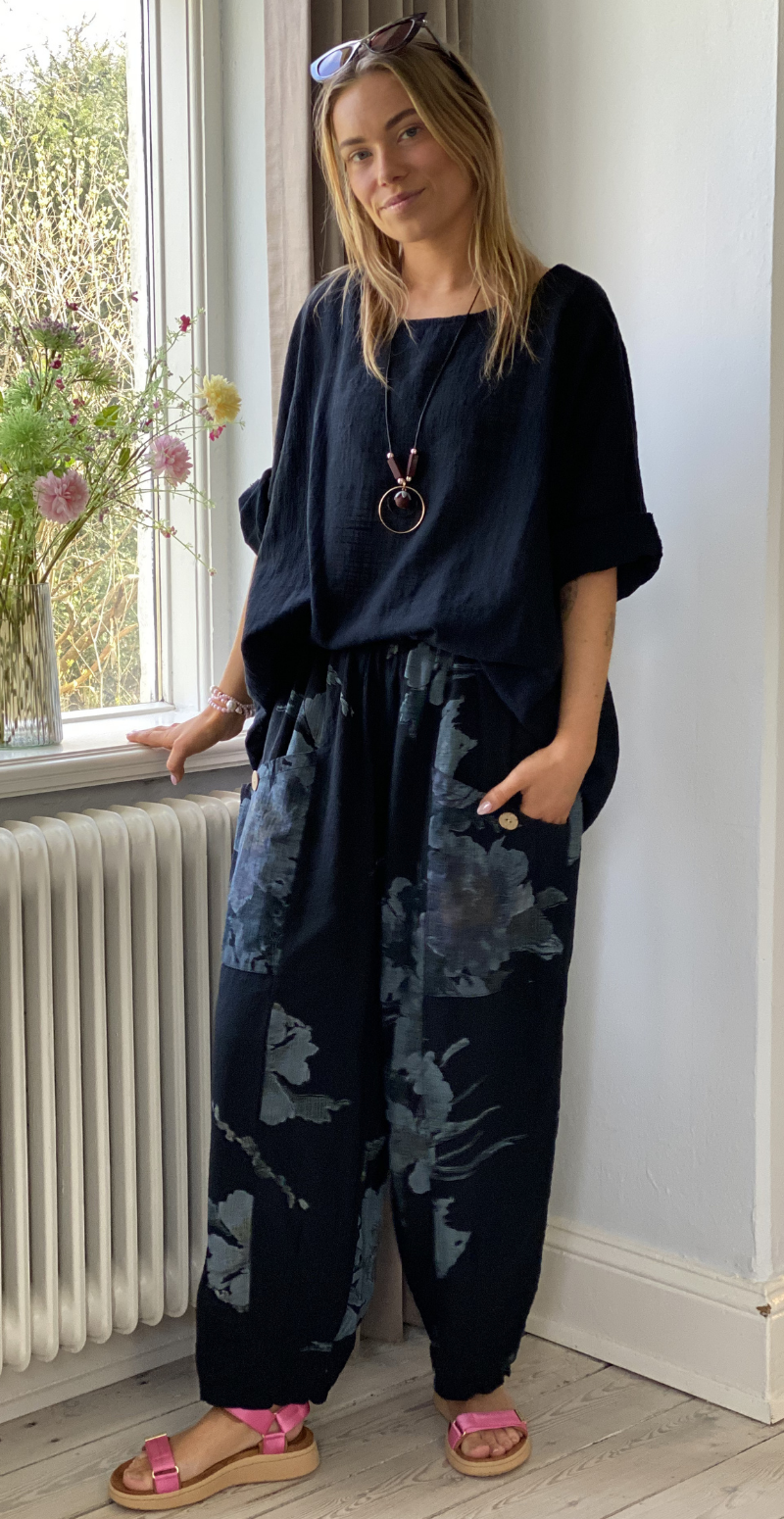 Gwen bukser med blomsterprint og lommer sort LikeLondon