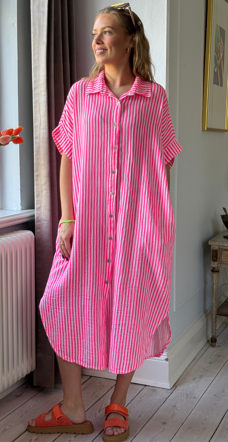 Ilia gennemknappet og stribet kjole i musselin fuxia LikeLondon