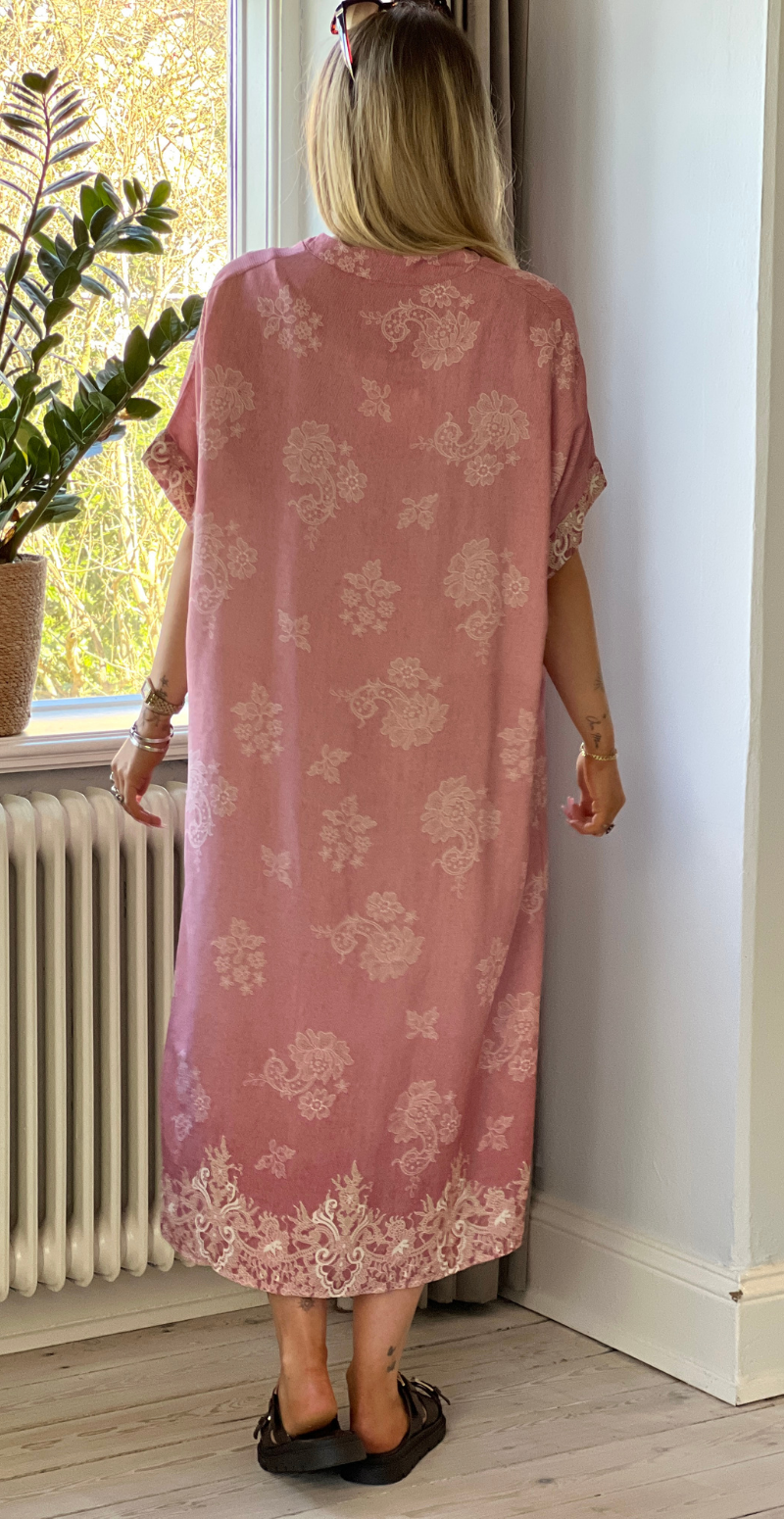 Mai kjole med blomsterprint og v-hals pink LikeLondon