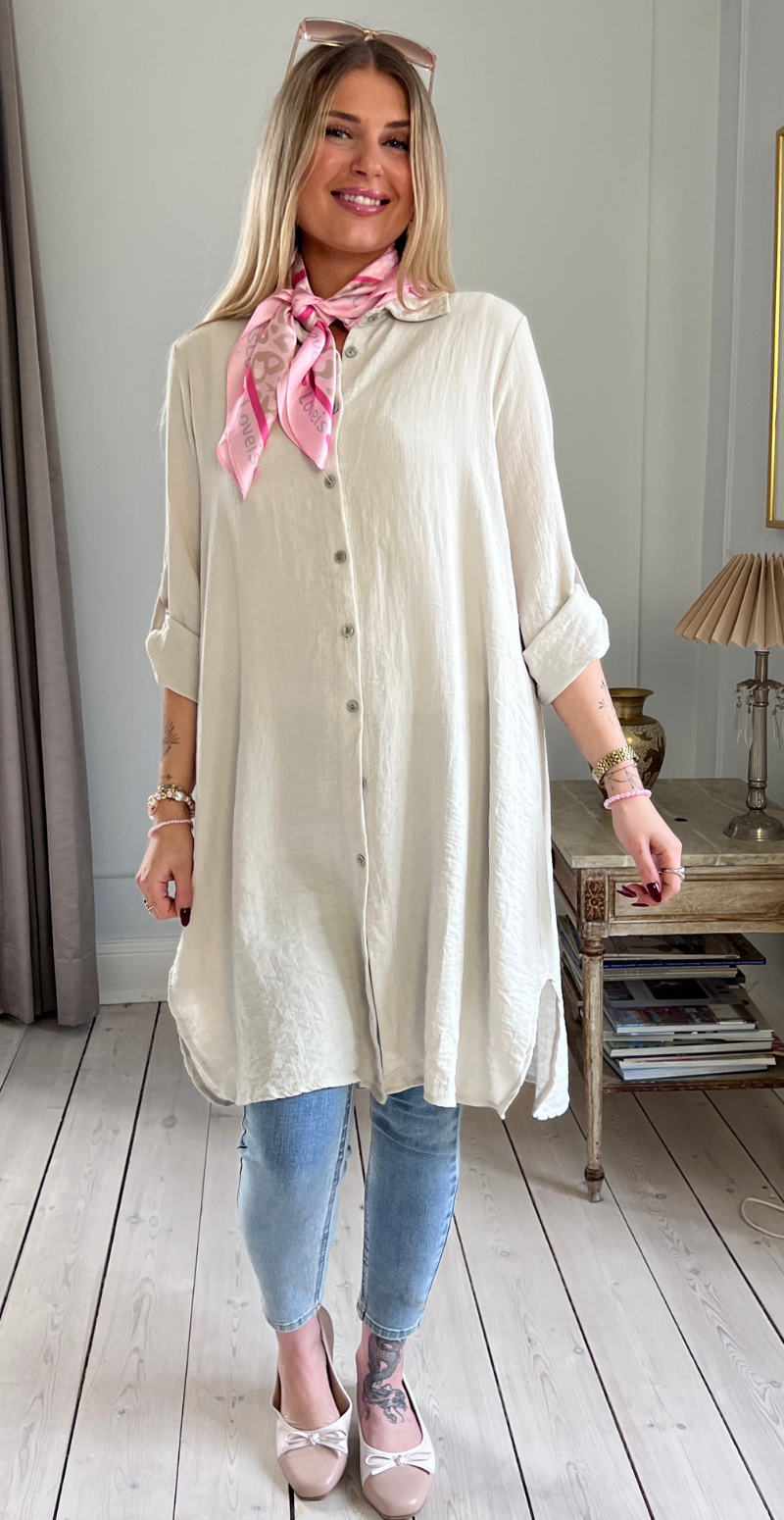 Ayla kjoletunika med perlemorsknapper og opsmøg beige LikeLondon