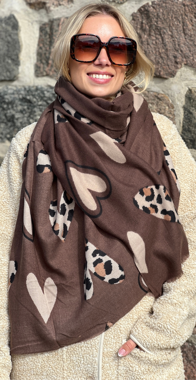 Tørklæde med leopardprint og hjerter marrone LikeLondon