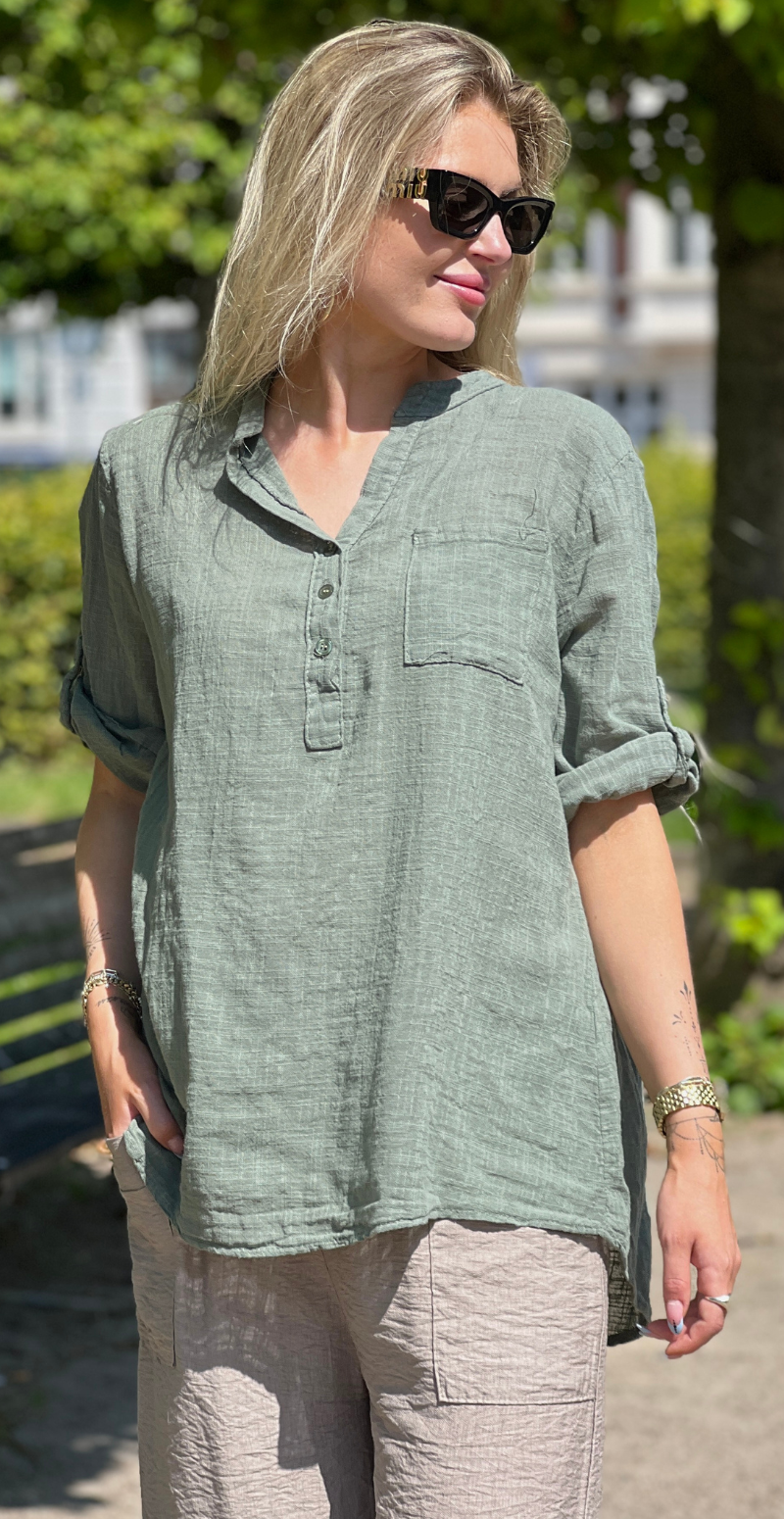 Karla ensfarvet hør bluse med stolpelukning khaki LikeLondon