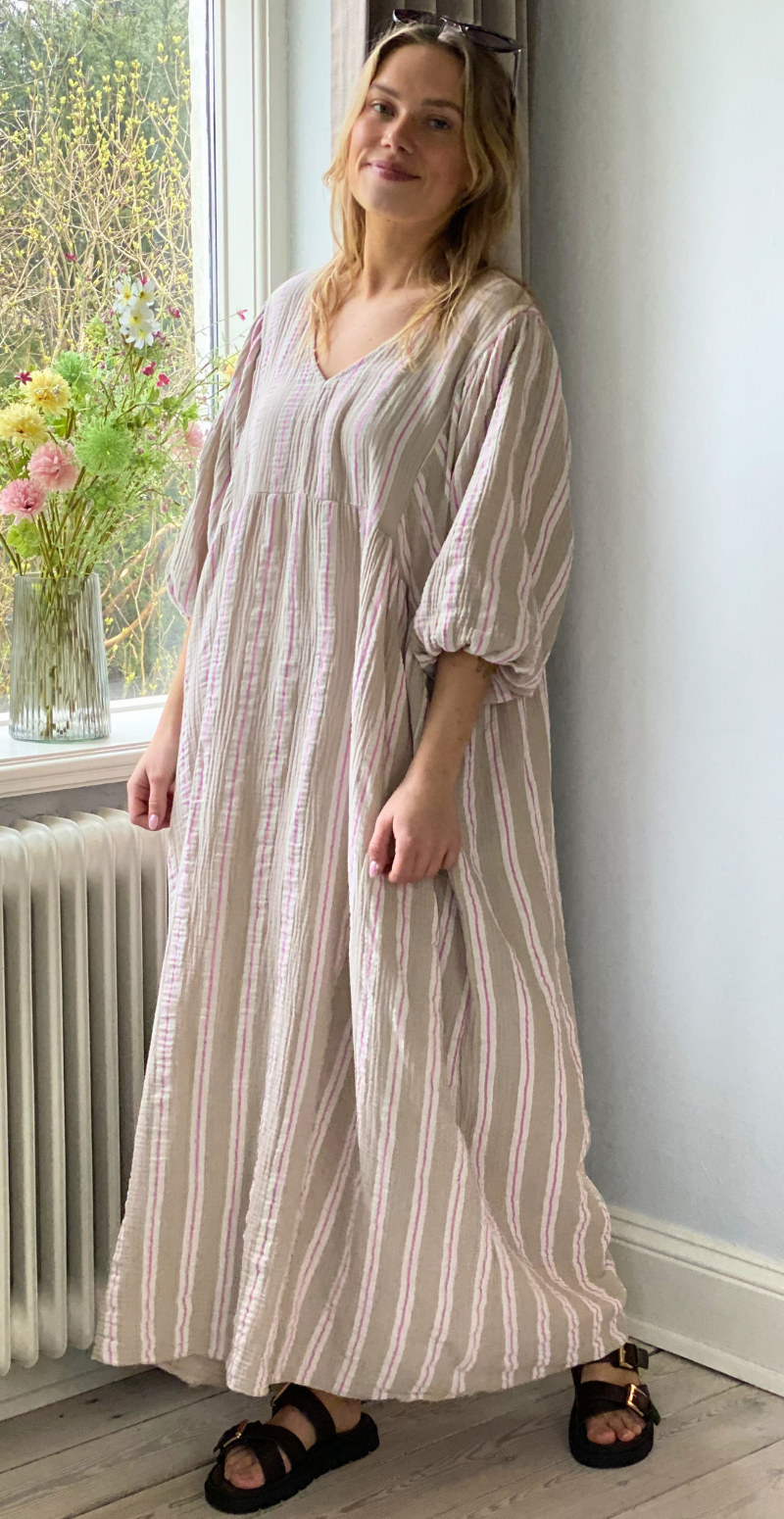 Zira lang kjole med grafisk mønster og v-hals beige LikeLondon