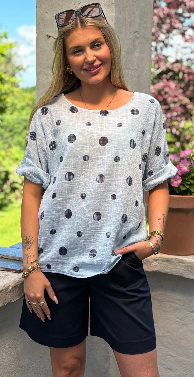 Blair bluse med 3/4 ærme og prikker celeste LikeLondon