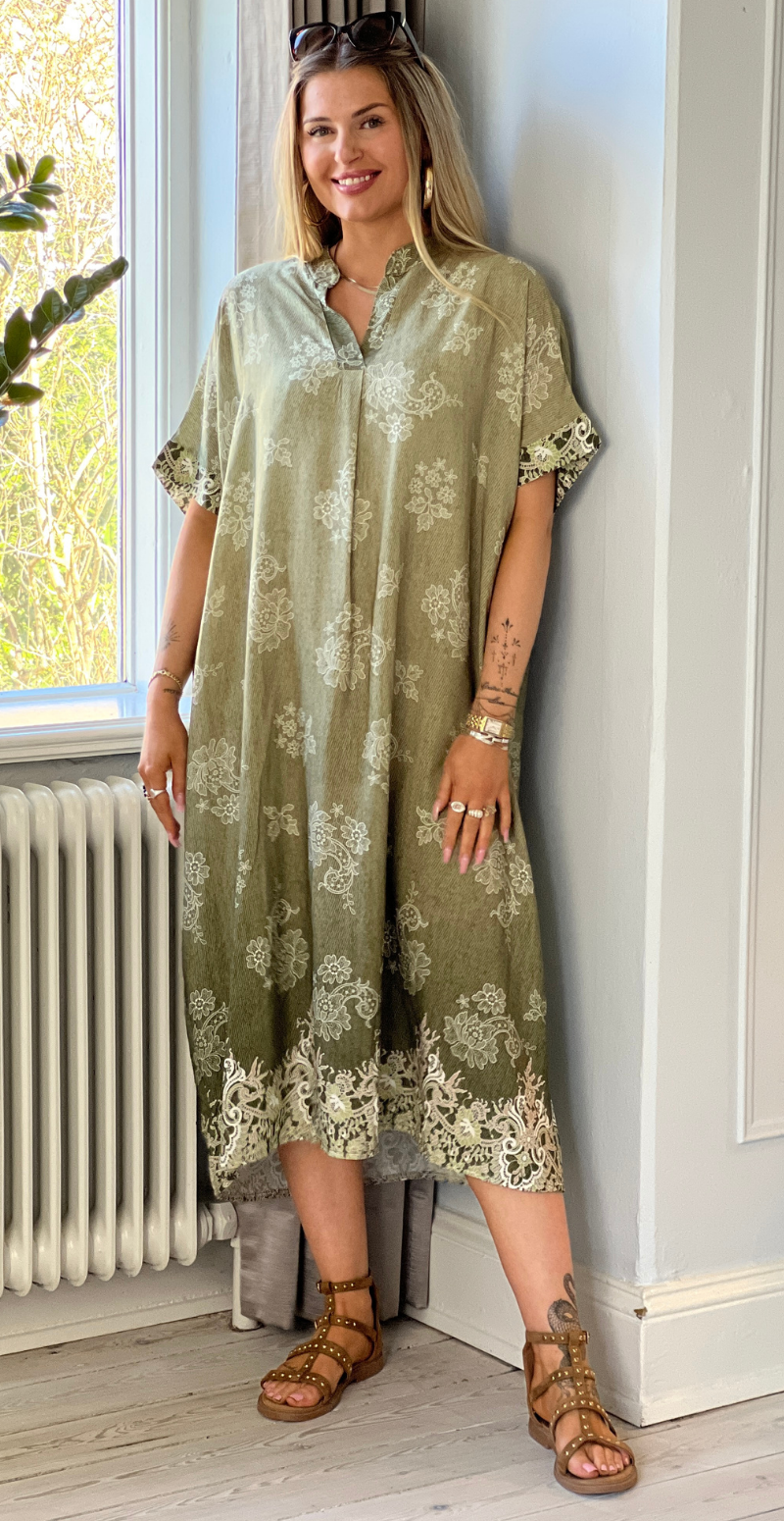 Mai kjole med blomsterprint og v-hals khaki LikeLondon