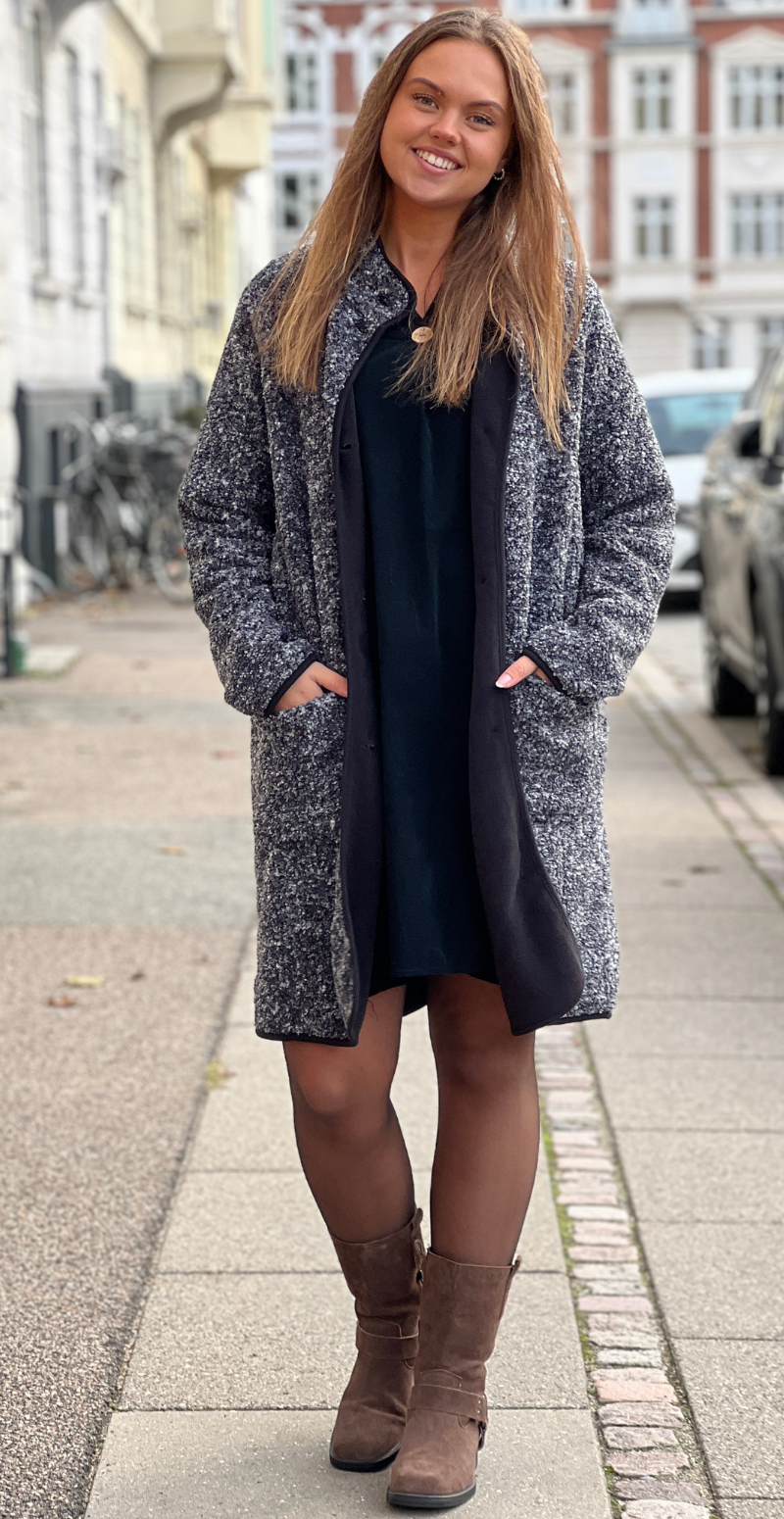 Patricia lang jakke i teddylook med lommer grå LikeLondon