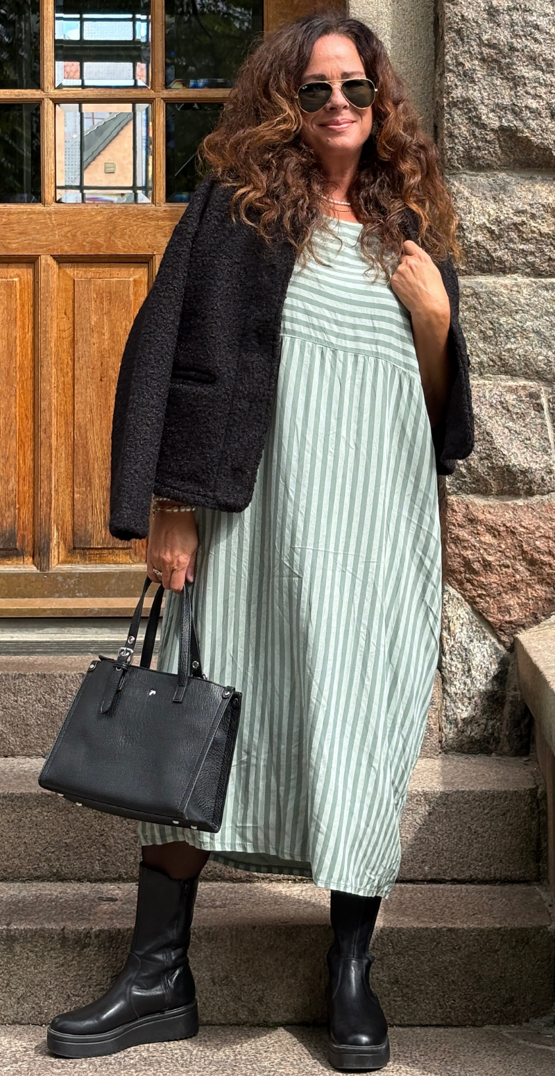 Ingrid lang kjole med vandrette og lodrette striber khaki LikeLondon