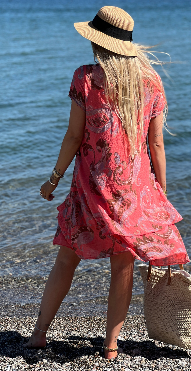 Simone kjole i 2 lag med paisley koral LikeLondon