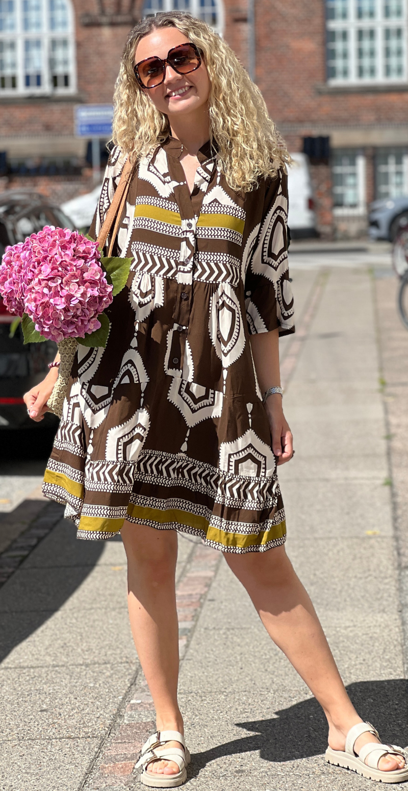 Nethe kort kjole med knapper og grafisk mønster brun/beige LikeLondon