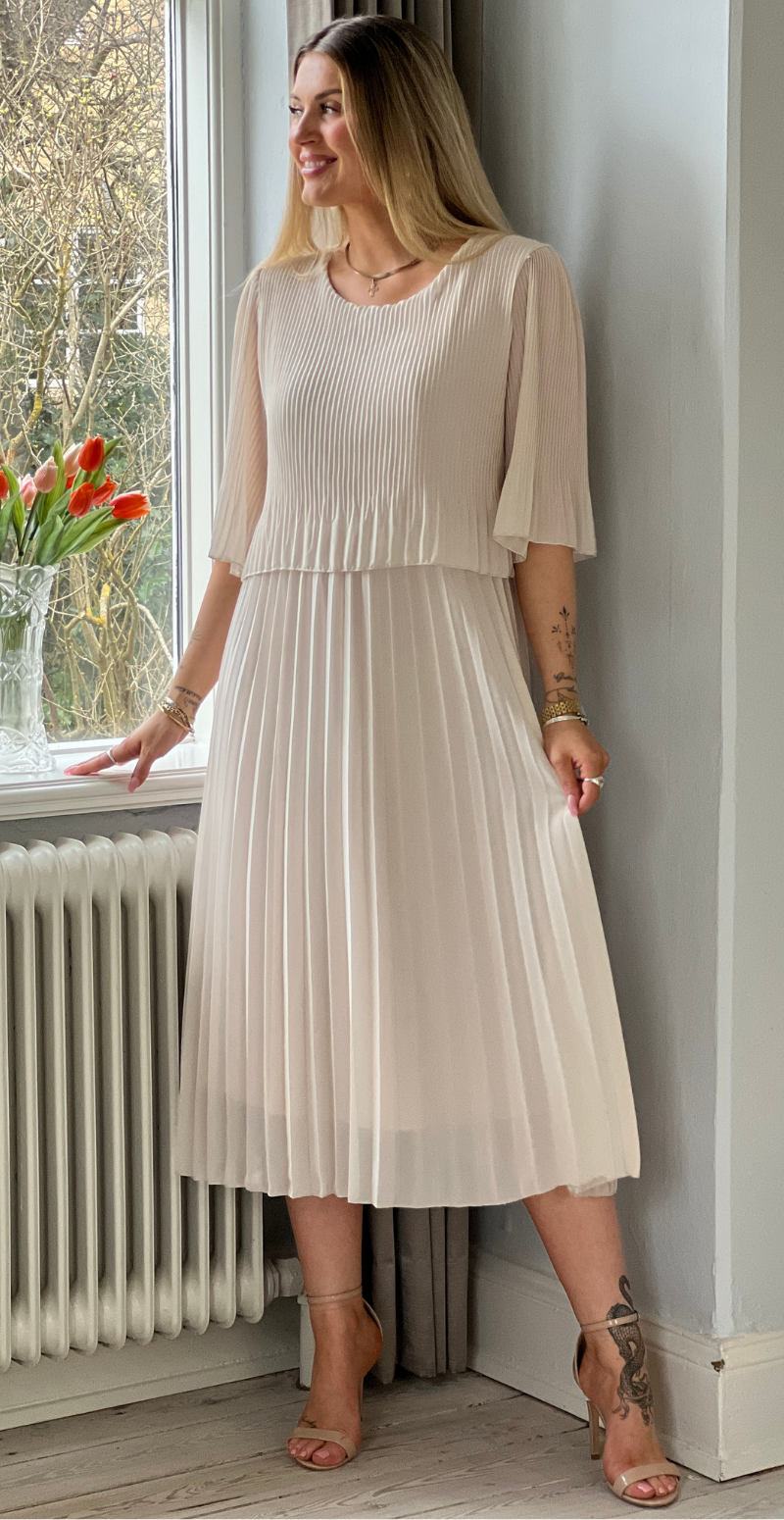 Carmen plisseret kjole med elastik i taljen beige LikeLondon