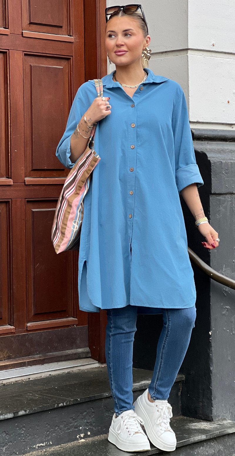 Forudbestil uge 6 Danica fløjls kjole-tunika med knapstolpe light jeans LikeLondon