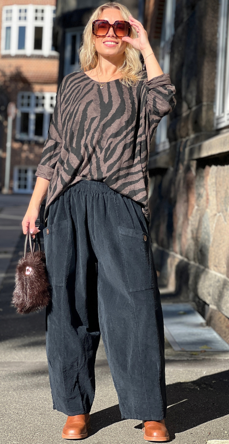 Zika bluse med v-hals og zebraprint chocolate LikeLondon