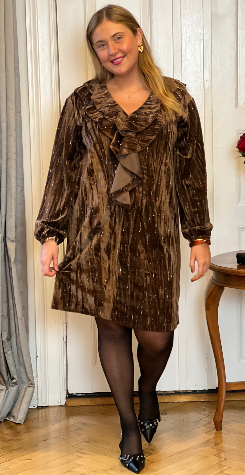 Faye velourkjole med similisten og flæse detalje brun LikeLondon