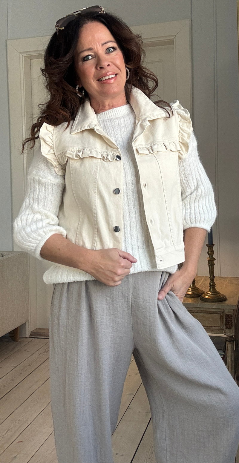 Elli vest med flæsedetaljer cream LikeLondon