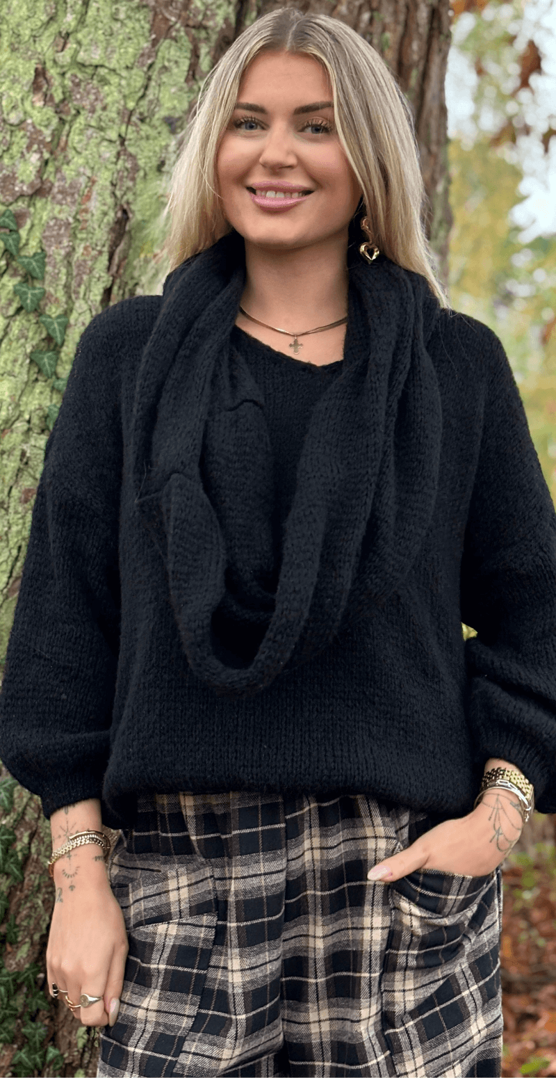 Lupita uldstrik med tørklæde sort LikeLondon