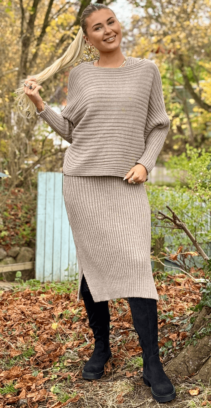 Forudbestil uge 47 Nala sæt med kjole og strik sand LikeLondon