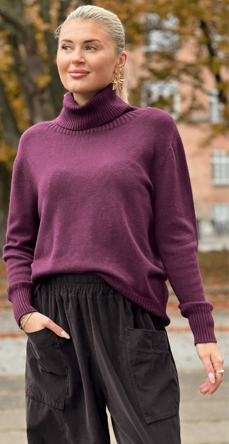 Abelone strik med rullekrave bordeaux LikeLondon