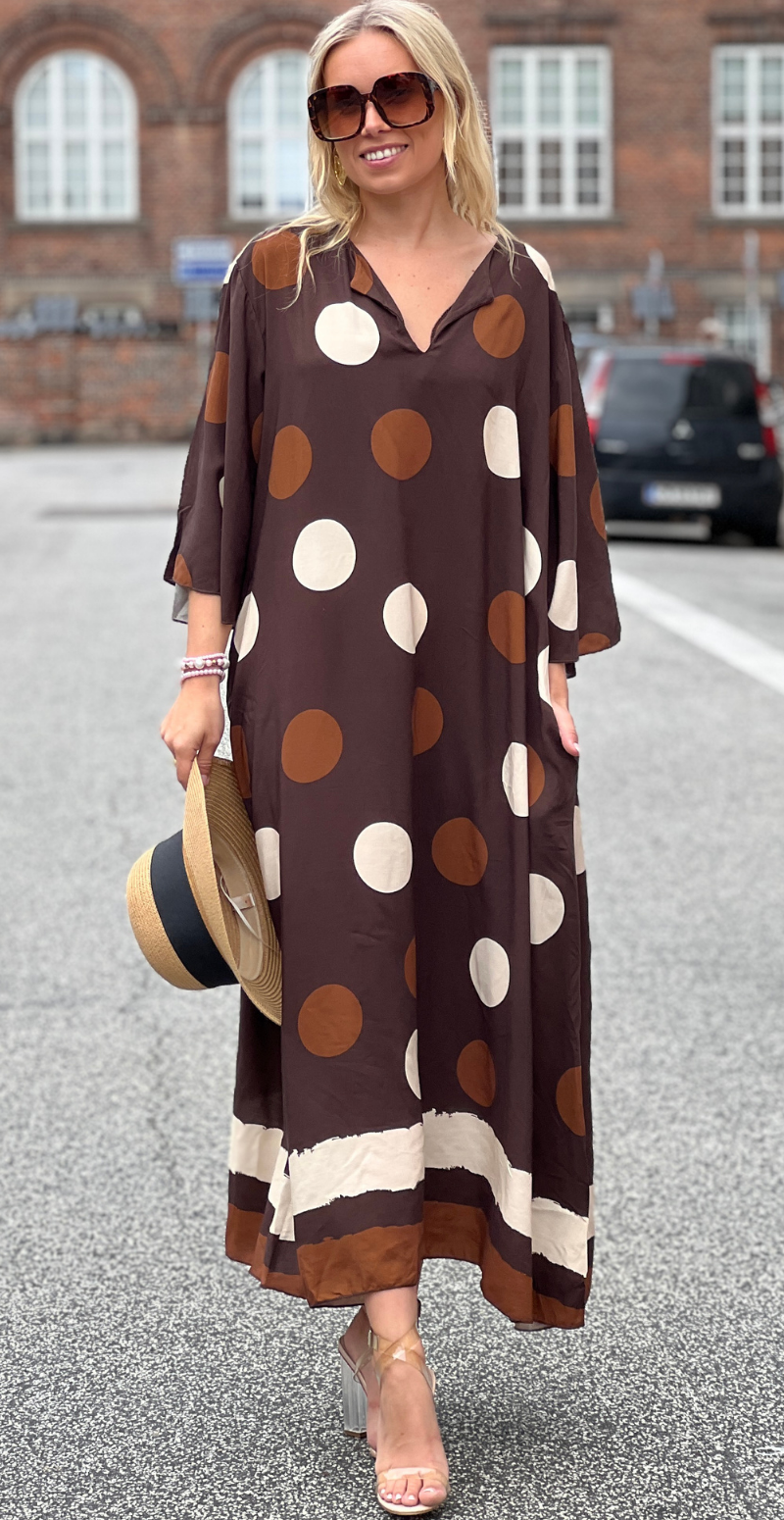 Effie lang kjole med store dots og lommer brun LikeLondon
