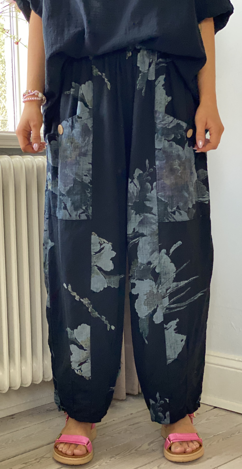 Gwen bukser med blomsterprint og lommer sort LikeLondon