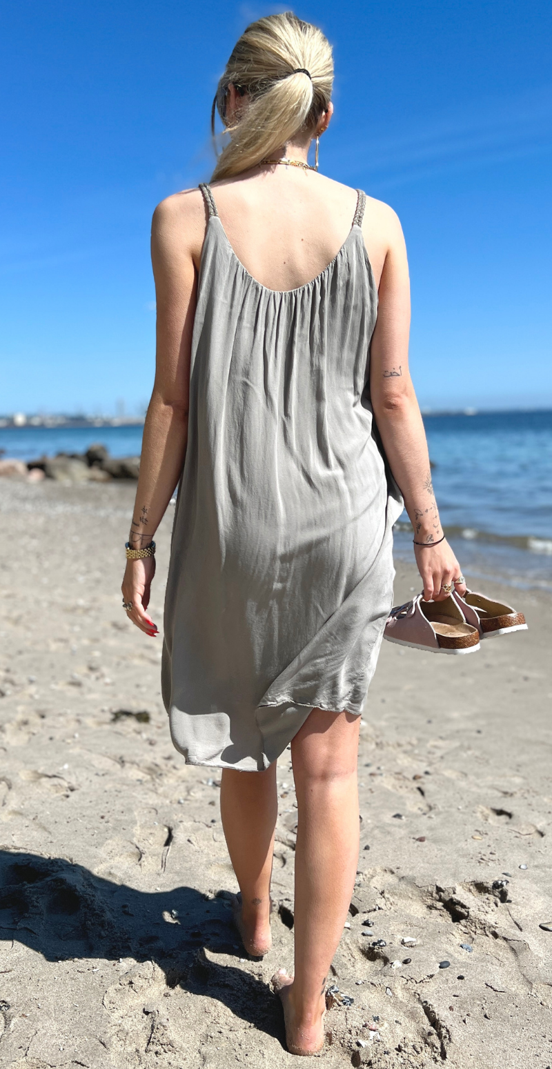 Noella kjole med fletstropper fango LikeLondon