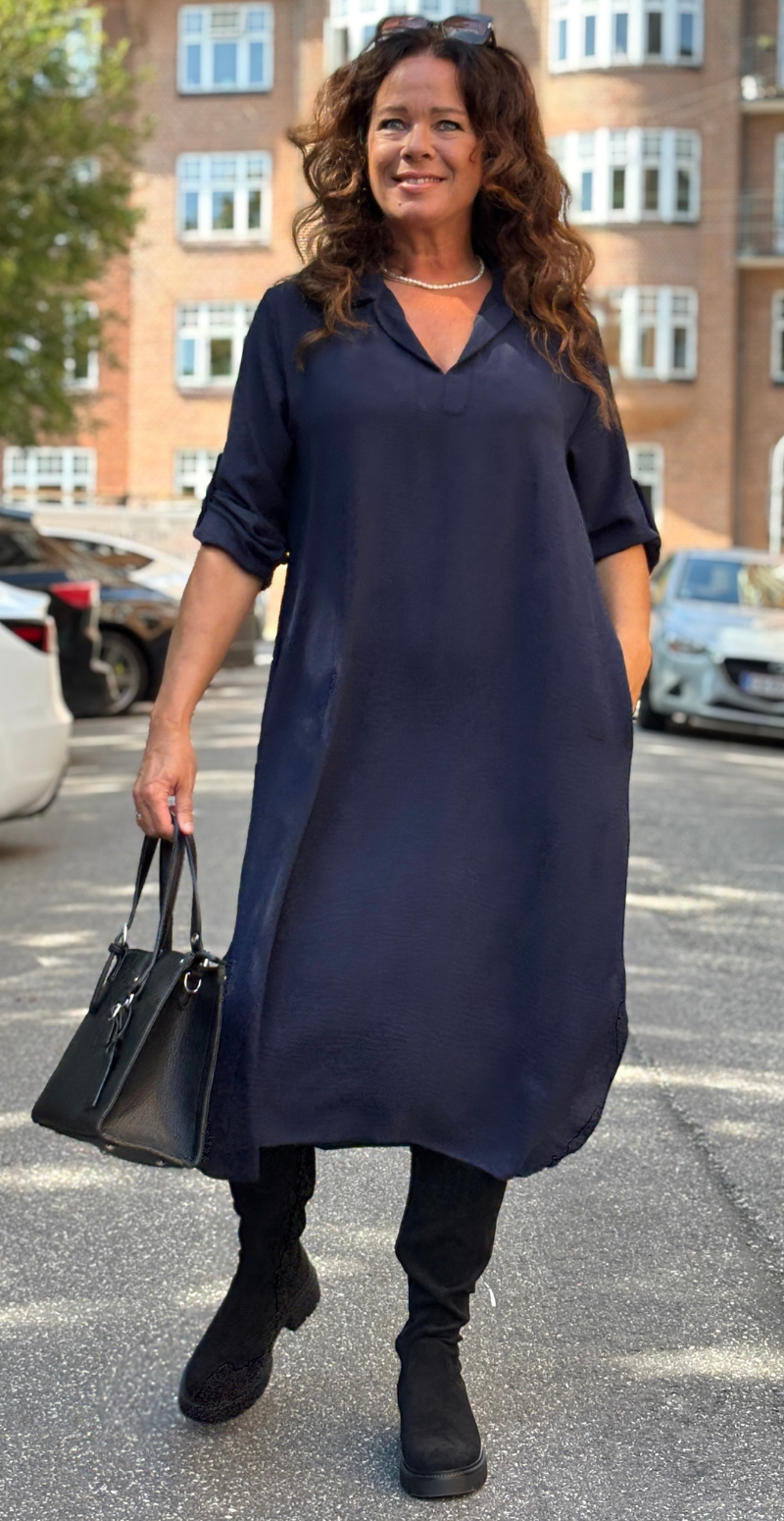 Tilly kjole med v-hals, krave og slids navy LikeLondon