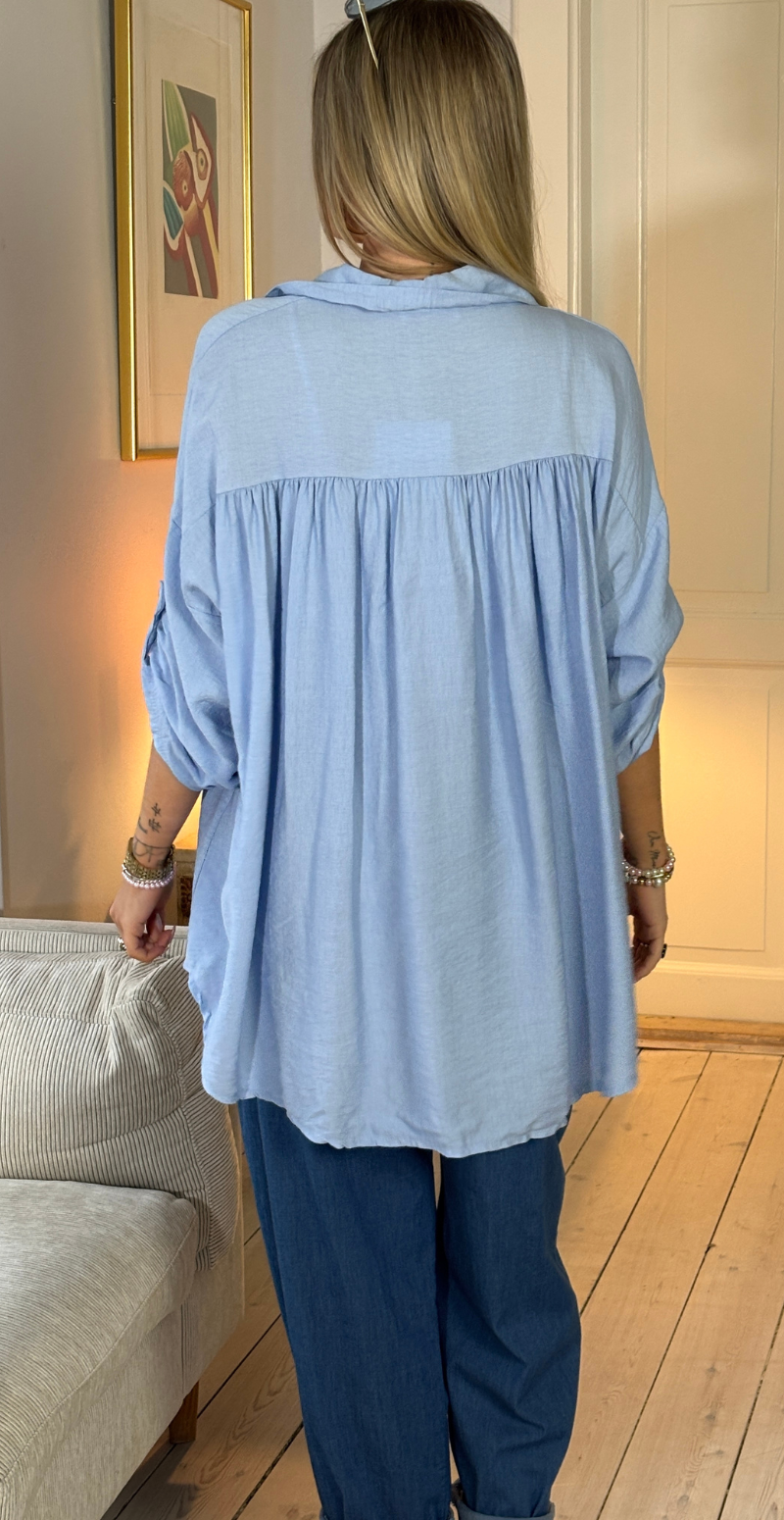 Martha skjorte med opsmøg på ærmet sky LikeLondon