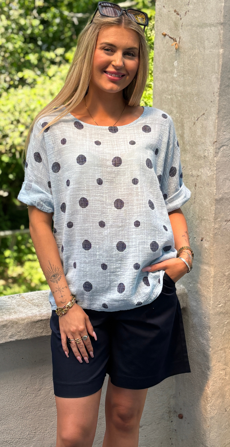 Blair bluse med 3/4 ærme og prikker celeste LikeLondon