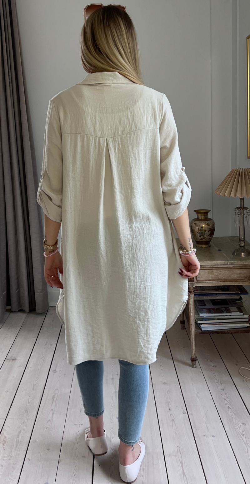 Ayla kjoletunika med perlemorsknapper og opsmøg beige LikeLondon