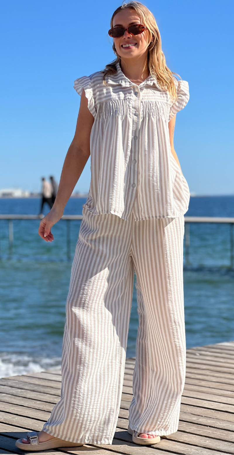 Lilje sæt med stribet bluse og bukser beige LikeLondon