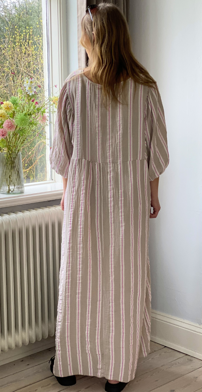 Zira lang kjole med grafisk mønster og v-hals beige LikeLondon