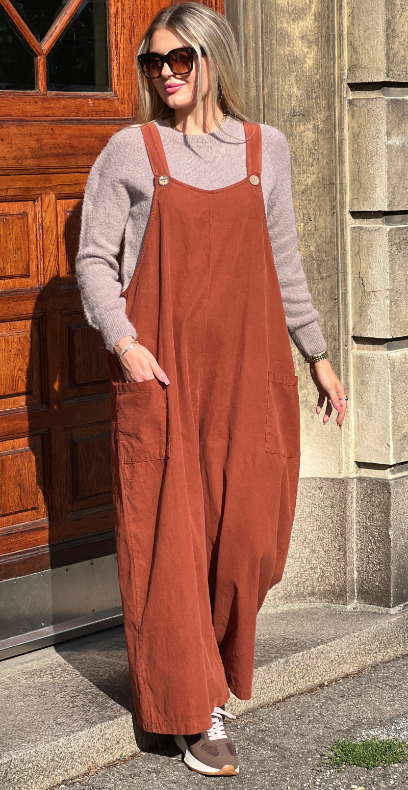 Esry buksedragt i fløjl og med træknapper tabacco LikeLondon