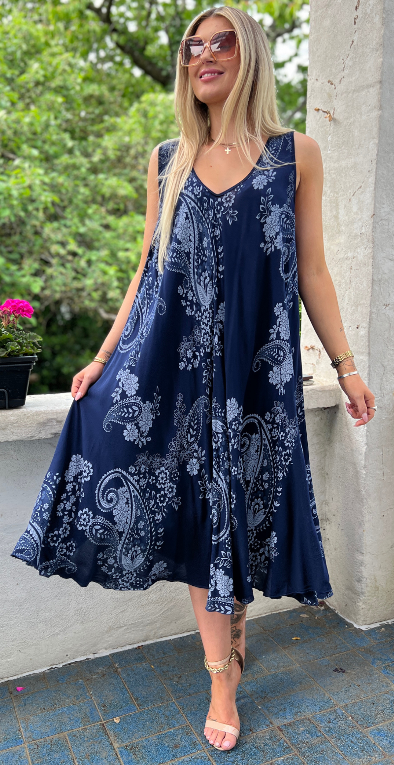 Safina vidde kjole uden ærmer med paisleyprint navy LikeLondon
