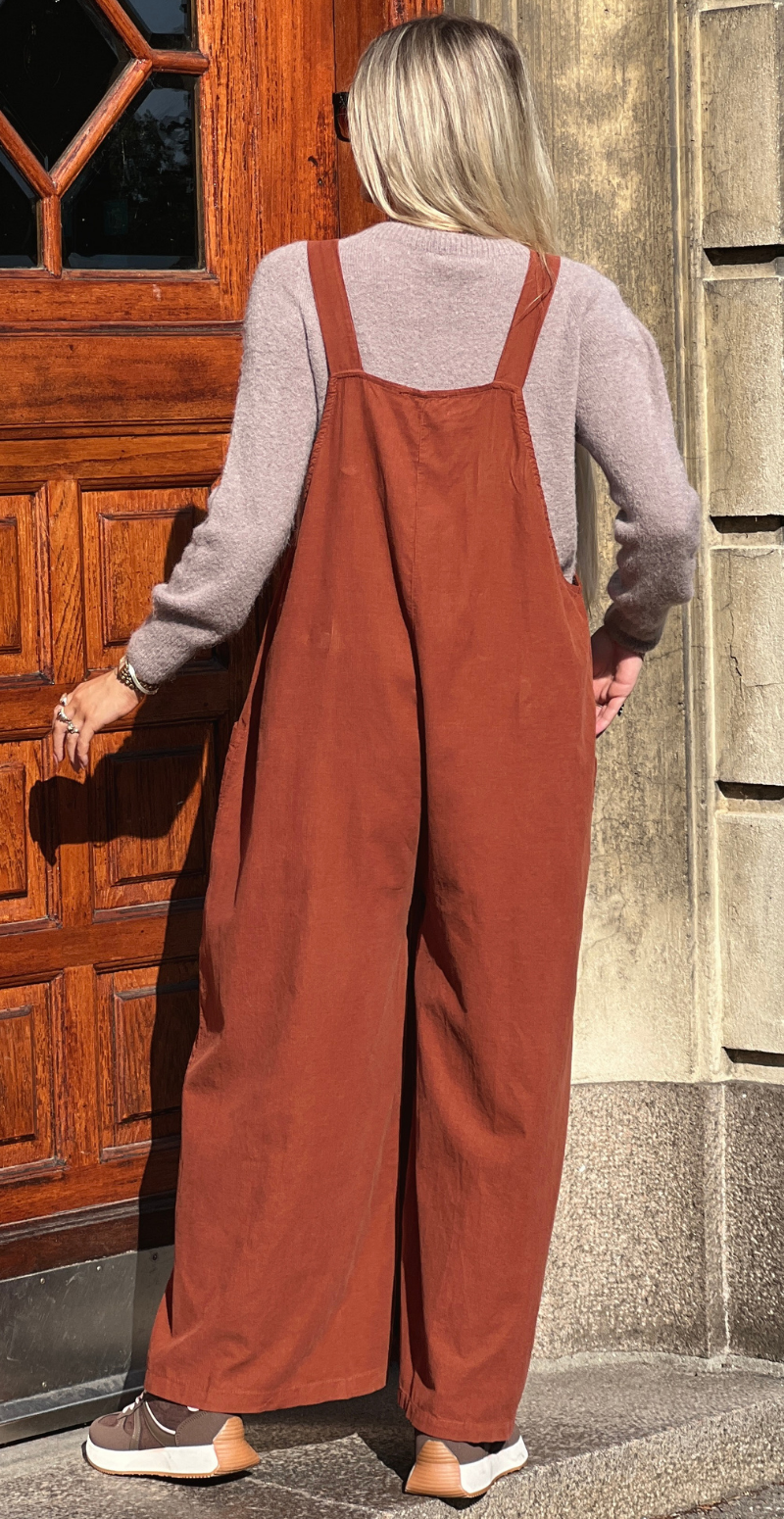 Esry buksedragt i fløjl og med træknapper tabacco LikeLondon