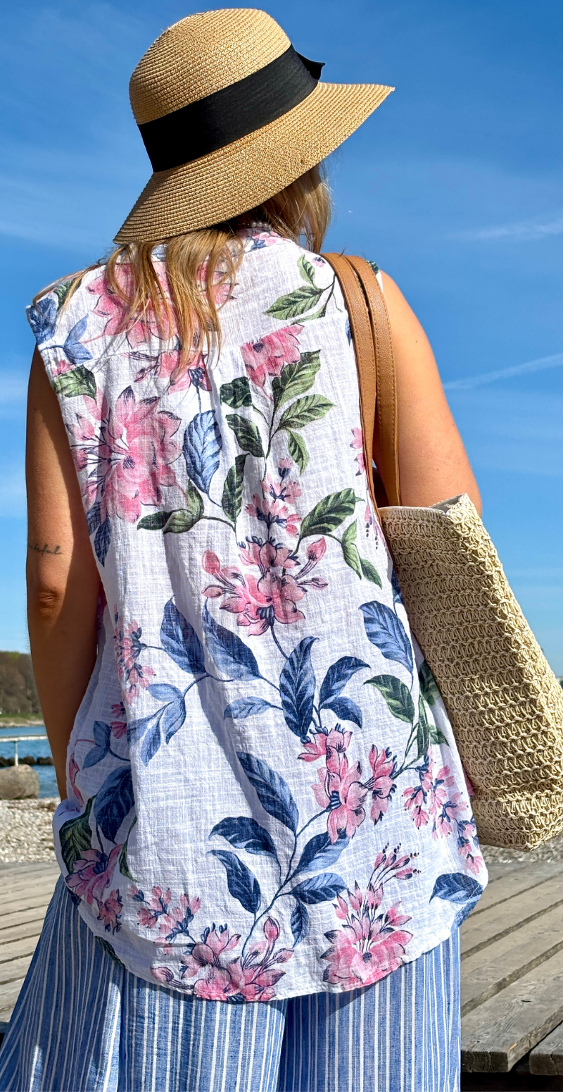 Dorota top med knapstolpe og blade/blomster hvid LikeLondon