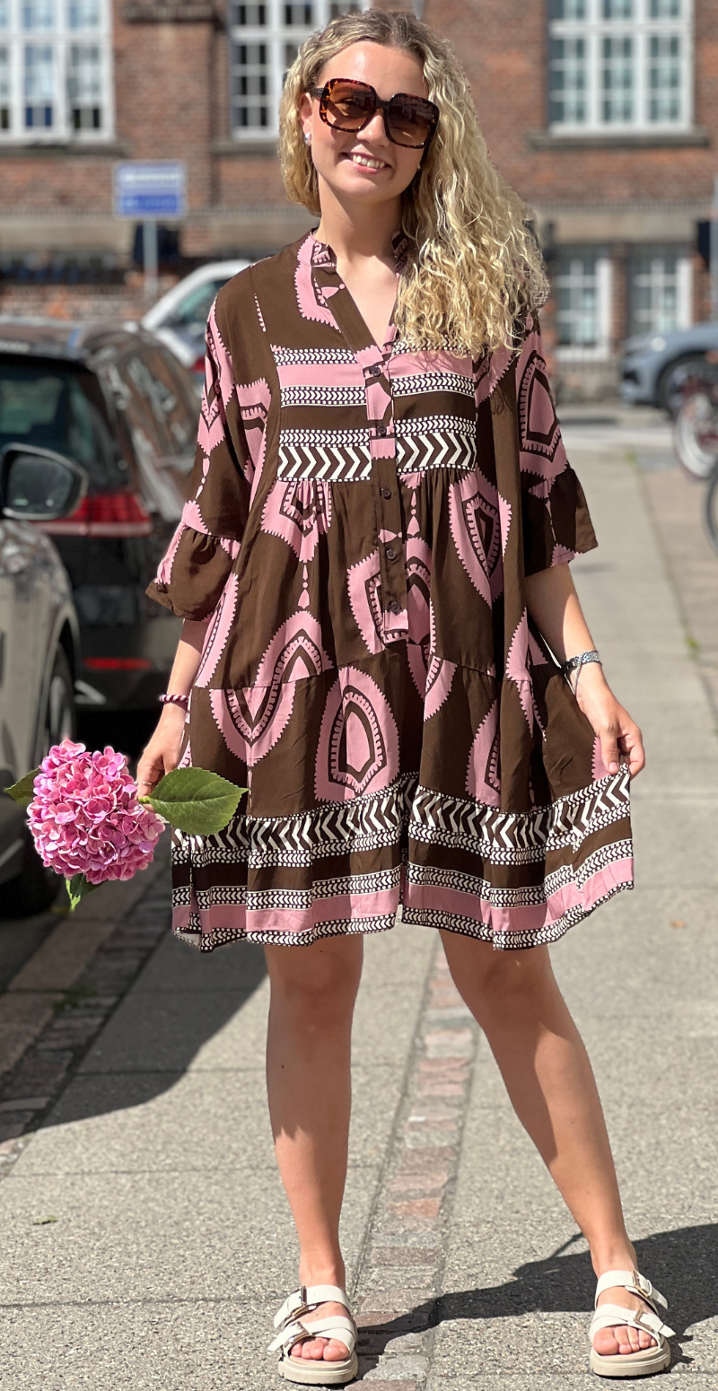 Nethe kort kjole med knapper og grafisk mønster rosa LikeLondon