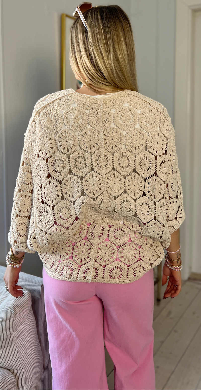 Etina kort cardigan med hæklet mønster og træknapper creme LIkeLondon