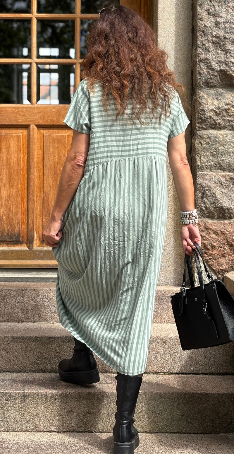 Ingrid lang kjole med vandrette og lodrette striber khaki LikeLondon