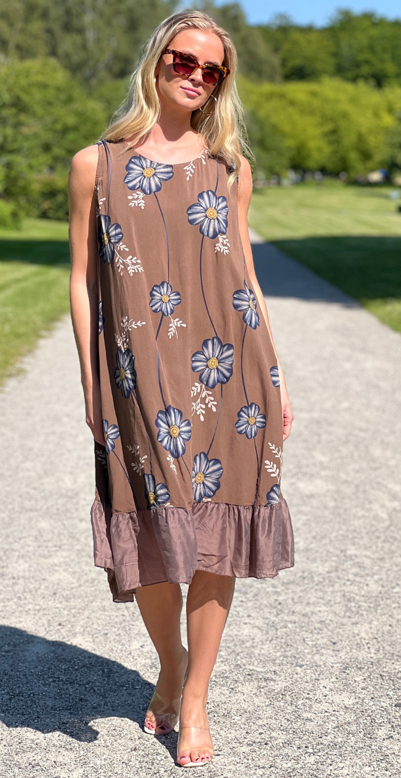 Renata kjole med blomster print og satinkant forneden brun LikeLondon