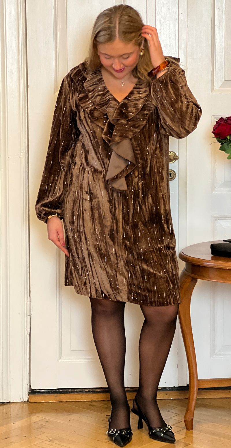 Faye velourkjole med similisten og flæse detalje brun LikeLondon
