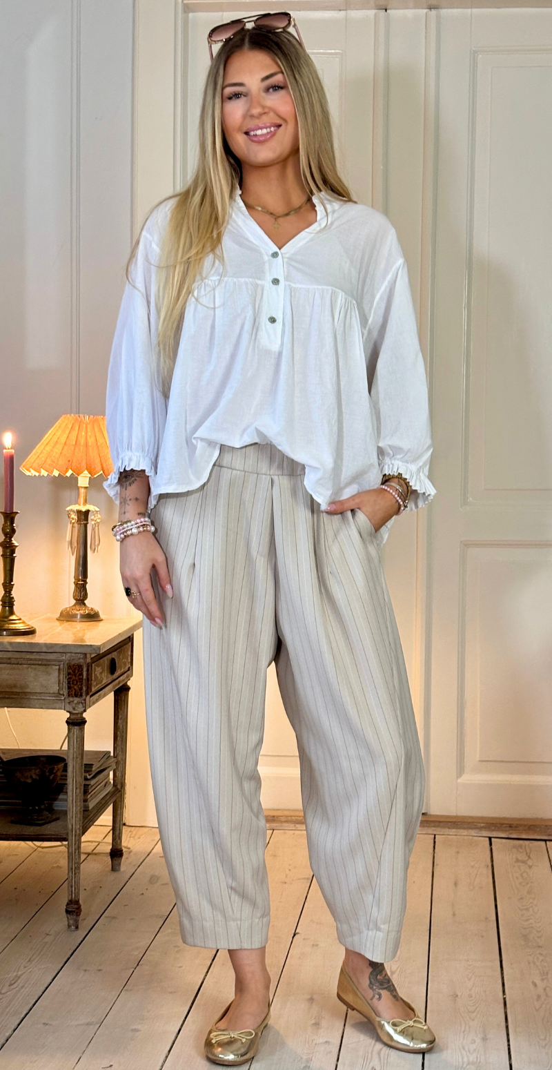 Cleo nålestribet buks i barrel-fit beige LikeLondon