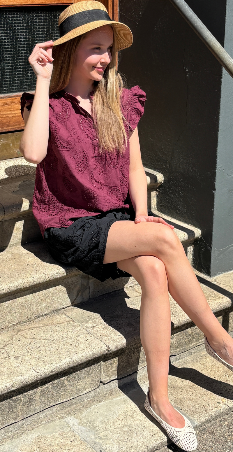 Isobel bluse med broderi anglaise og flæseærmer wine LikeLondon